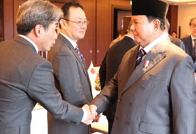 President Uemura shakes hands with President Prabowo