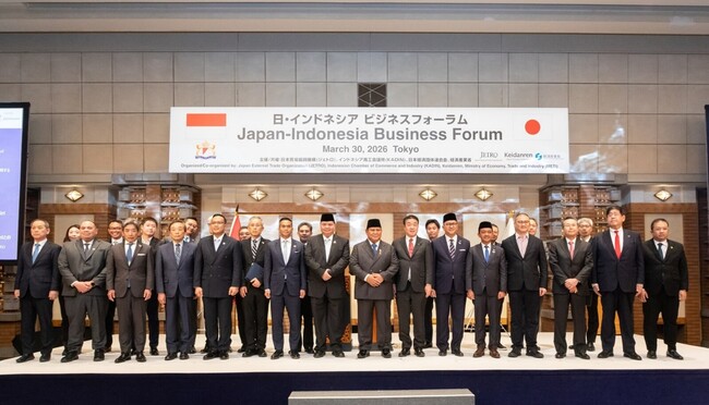 Group photo with President Prabowo (President Uemura: third from the left in the front row)