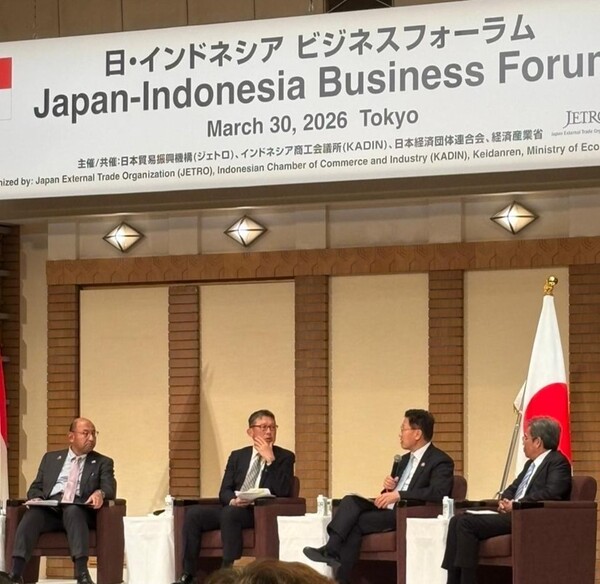 Sojitz Indonesia President Itagaki (second from the left)